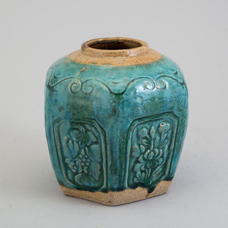 A ceramic jar, Qing dynasty, 19th century.
