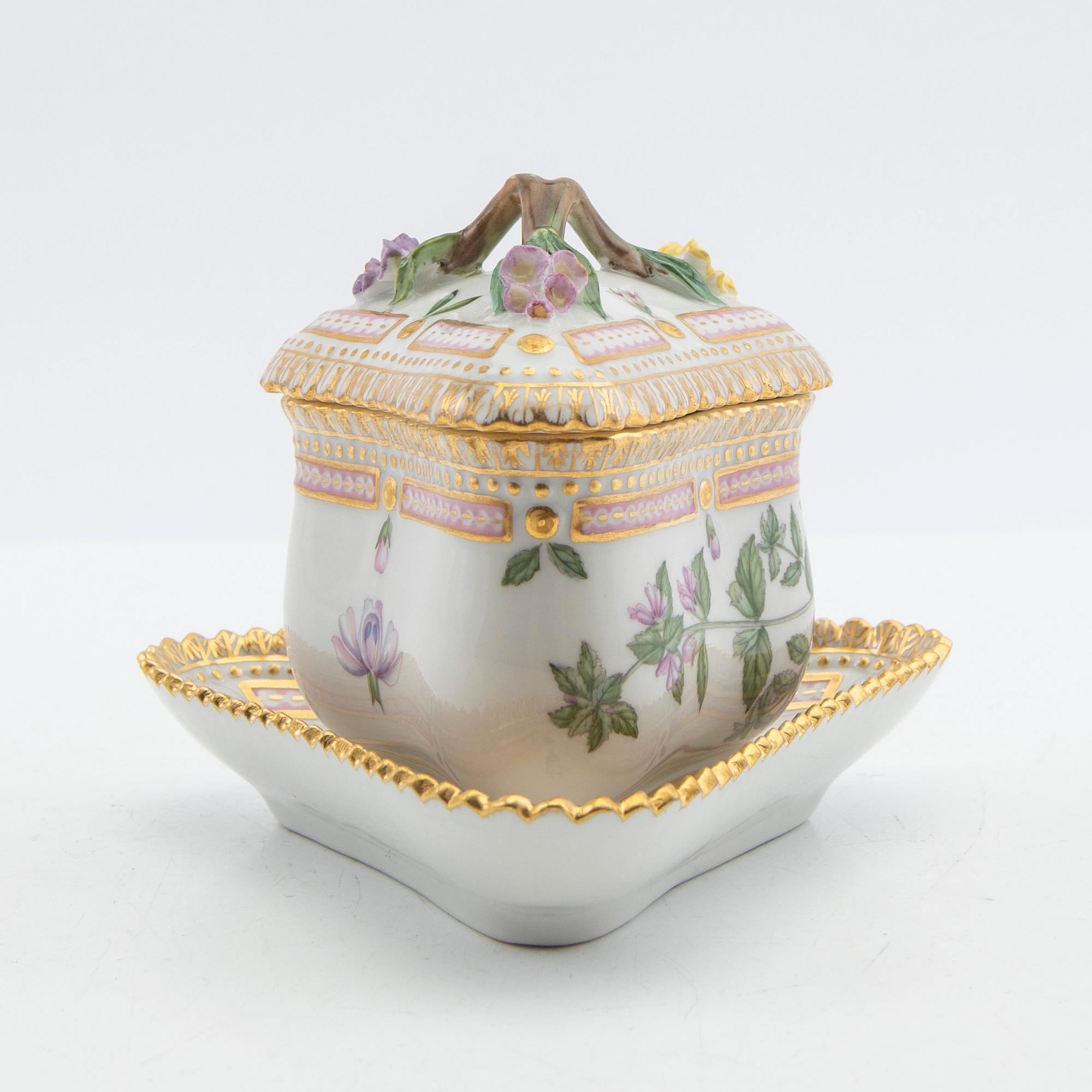 Royal Copenhagen, Crèmekopp med lock och fat, porslin, "Flora Danica", Royal Copenhagen, Danmark.