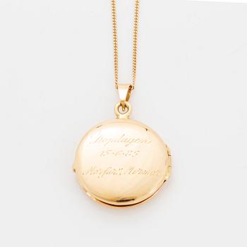 18K gold locket, with chain.