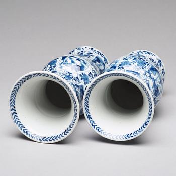 A pair of blue and white vases, Qing dynasty, Kangxi (1662-1722).