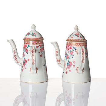 Kaffekannor med lock, ett par, porslin. Qingdynastin, Qianlong (1736-95).
