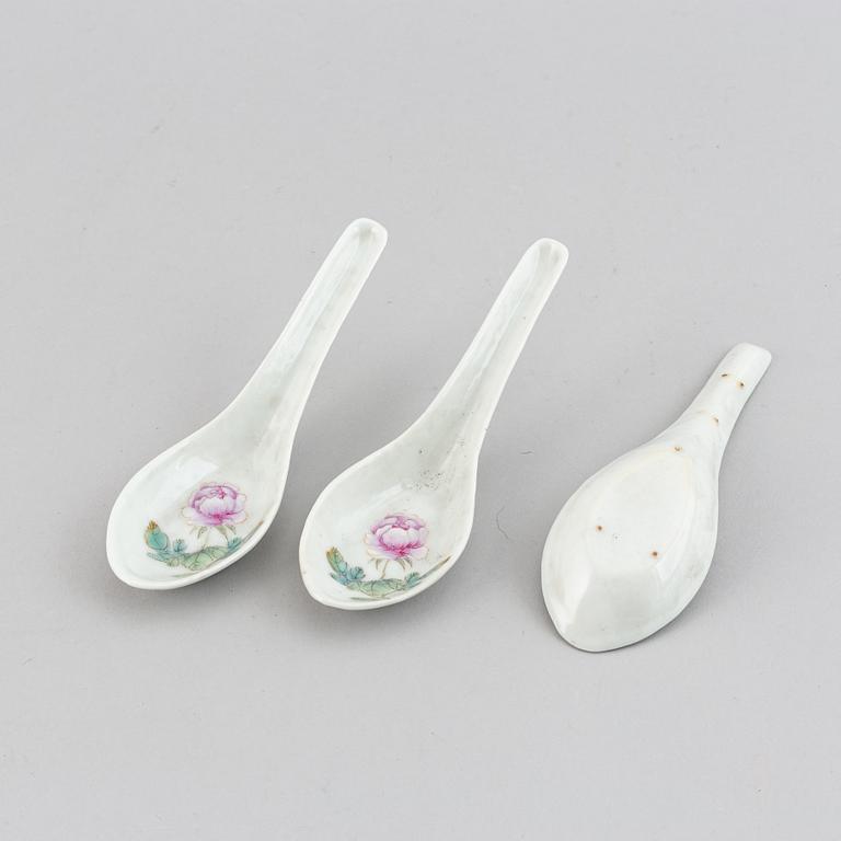 A set of 20 porcelain spoons, China, 20th Century.