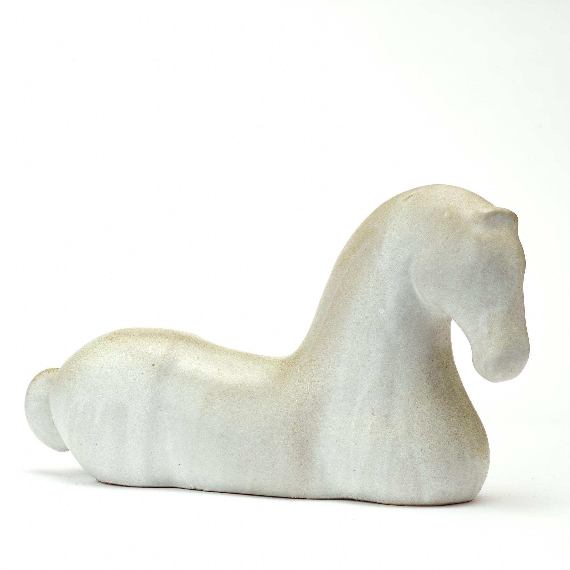 ULLA & GUSTAV KRAITZ, skulptur, stengods, liggande häst, Förslöv, Sweden 2007.