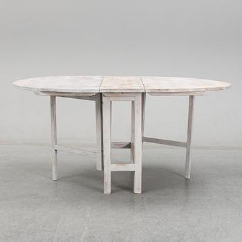 A painted pine gate-leg table, 19th Century.