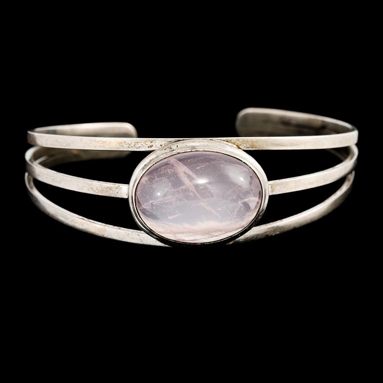 ARMRING, silver med cabochonslipad  rosenkvarts, importstämplad. Vikt 24,9 g.