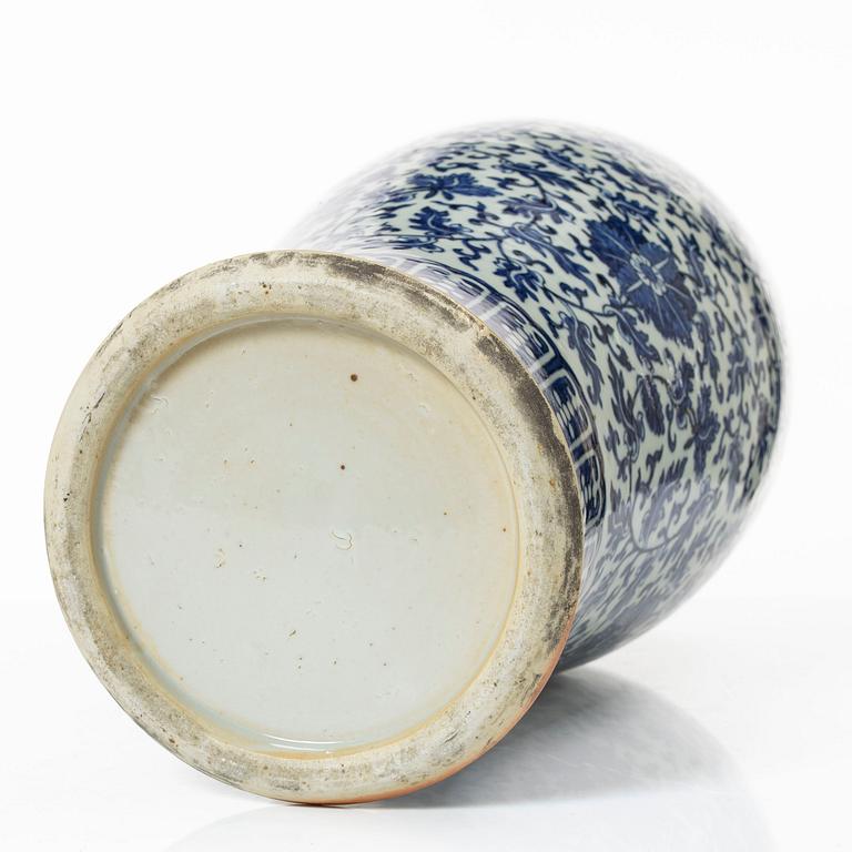 Vas med lock, porslin. Qingdynastin, 1800-tal.