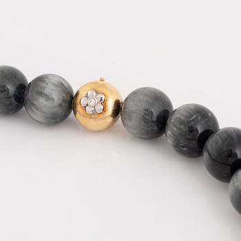 Ole Lynggaard, clasp 18K gold with brilliant cut diamonds, grey stone bead necklace.