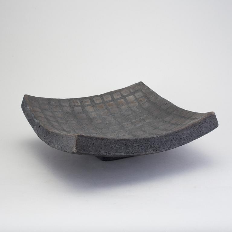 A barrel by LENA SVENSSON, raku burned pottery, sined.