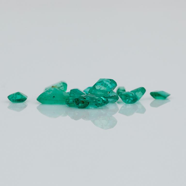 PARTI SMARAGDER, 18 st, olika slipningar. Vikt ca 4,65 ct.