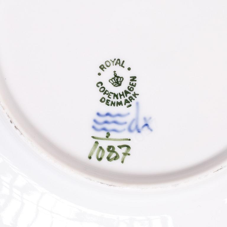 SERVISDELAR, "Musselmalet", 44 delar + 9 askfat, Royal Copenhagen, Danmark.