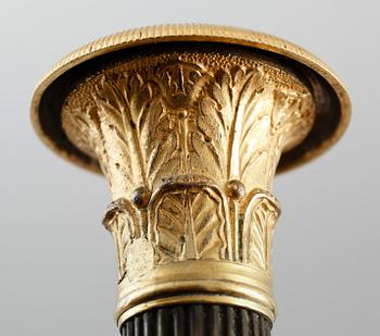 LJUSSTAKAR, 1 par, förgylld brons, empire, 1800-talets första hälft.