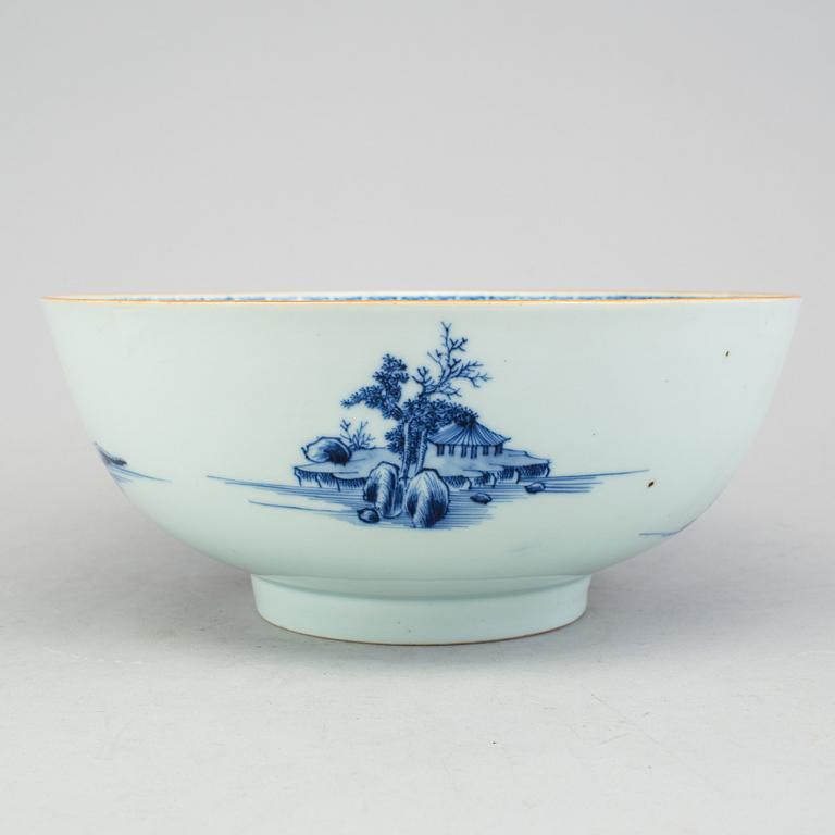 A chinese blue and white punch bowl. Qing dynasty, Qianlong (1736-95).