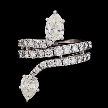 277. RING, 2 pear cut diamonds, 0.72 and 0.81 cts acc. to cert. IGI, and brilliant cut diamonds, tot. app. 1 ct.