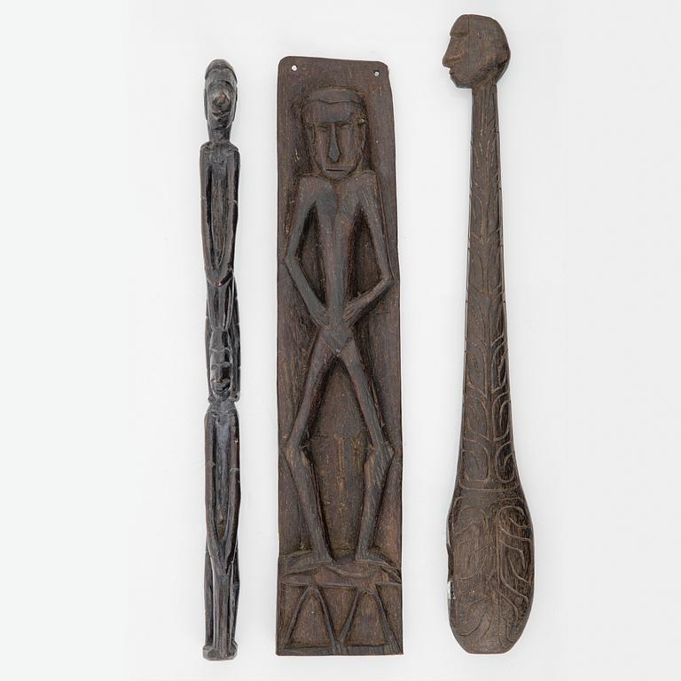 Skulpturer, tre stycken, trä. Asmat, Indonesien, Jakarta, 1900-tal.