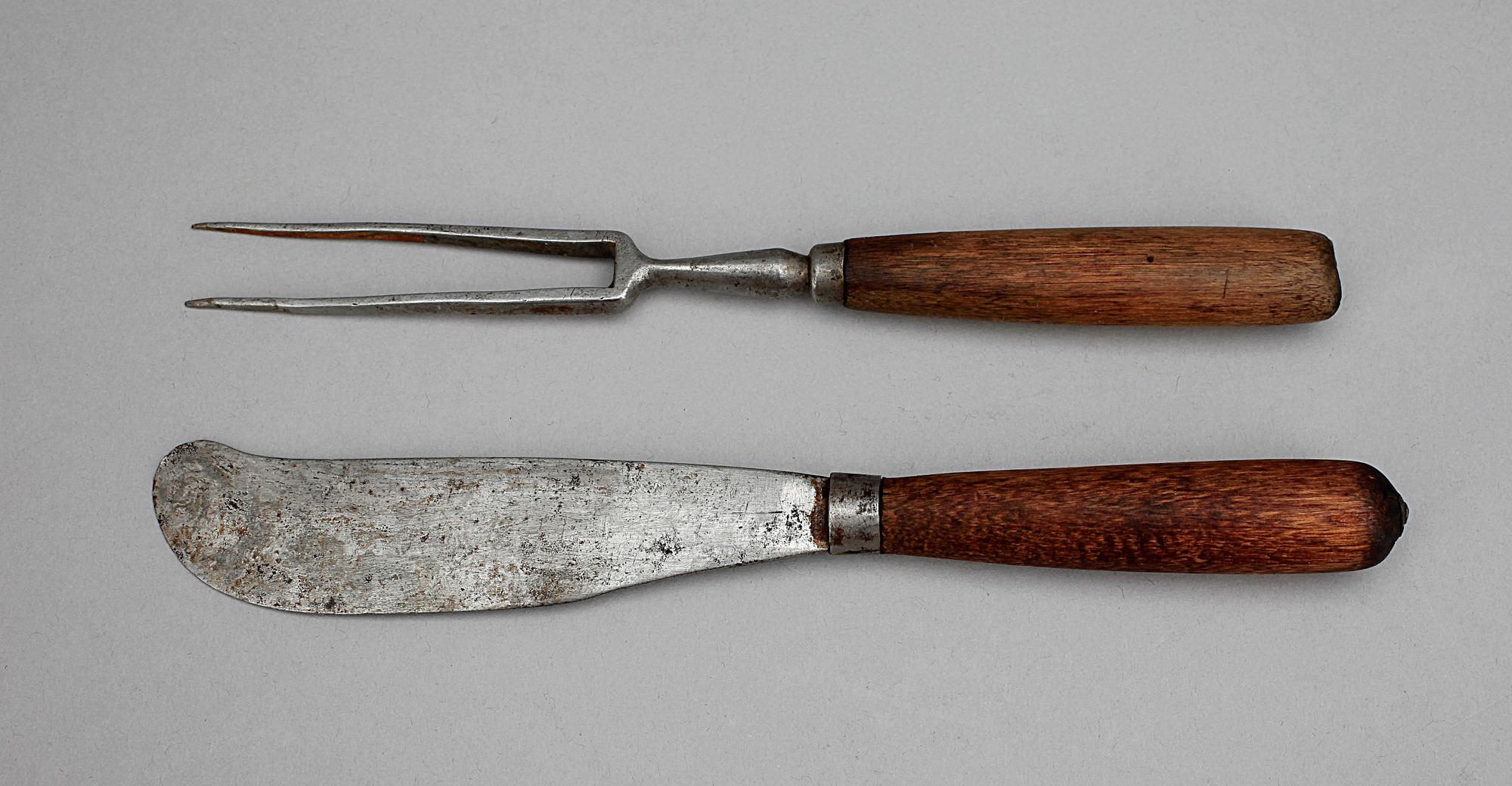 BESTICK, 2 st, allmoge, 1800-talets första hälft.