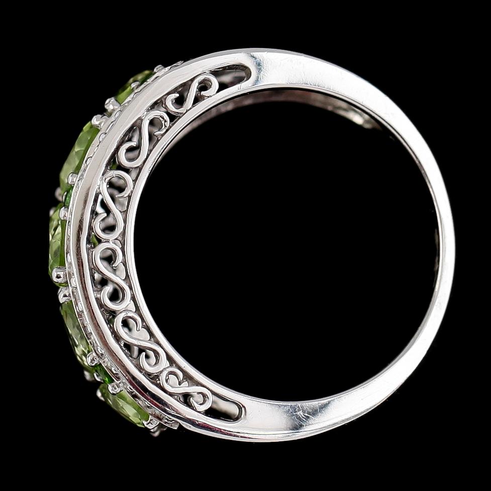 RING, 14K vitguld, peridoter och åttkantslipade diamanter tot ca 0.26 ct. Vikt ca 7 g.