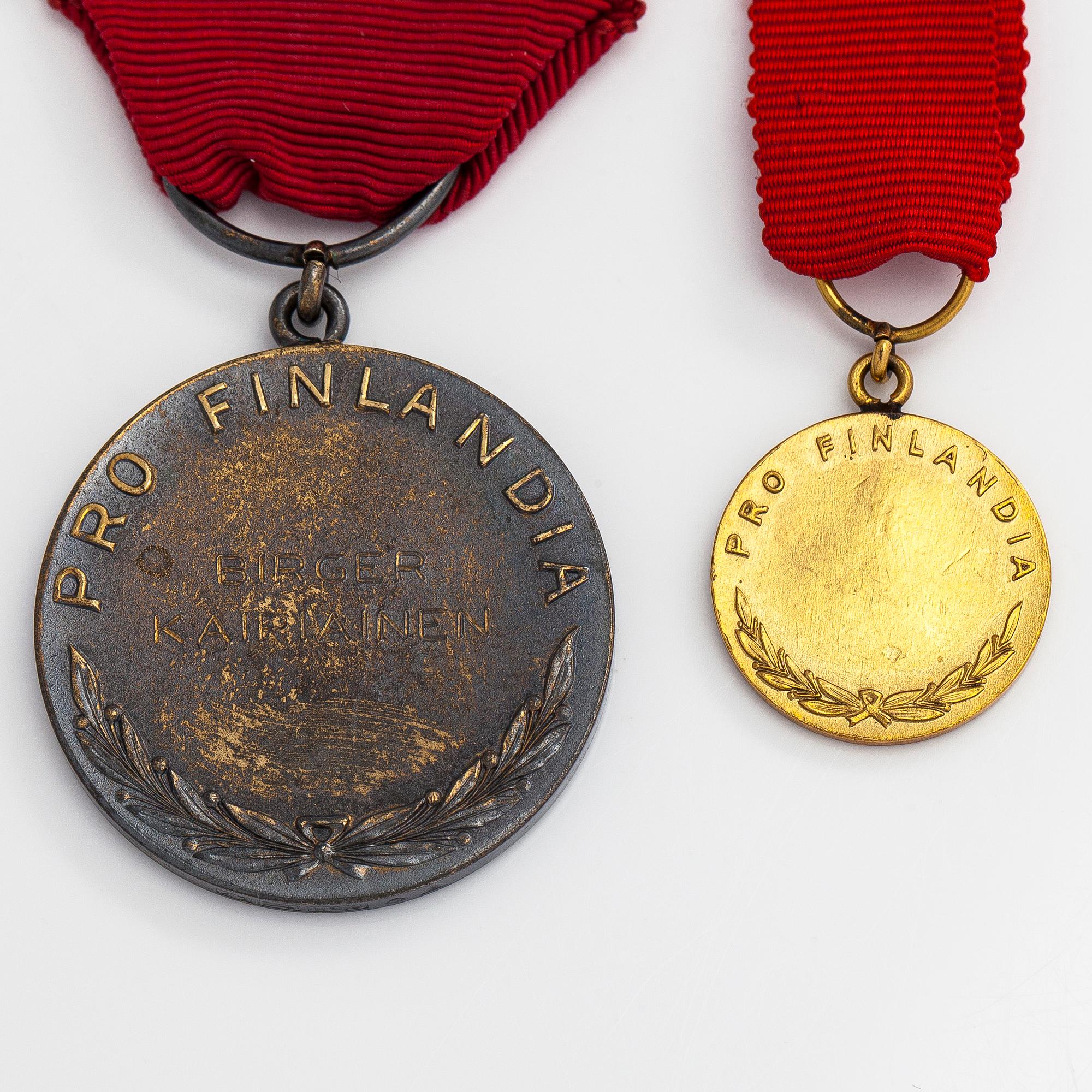 Birger Kaipiainen, "Pro Finlandia" medalj samt miniatyrmedalj, silver, tillverkare Tillander Helsingfors.
