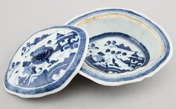 TERRIN, porslin, Kina, omkring år 1800.
