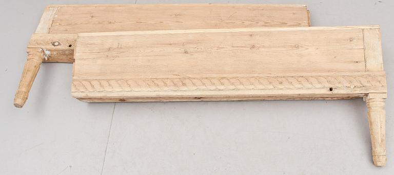 SÄNGGAVLAR, ett par, 1700-tal.