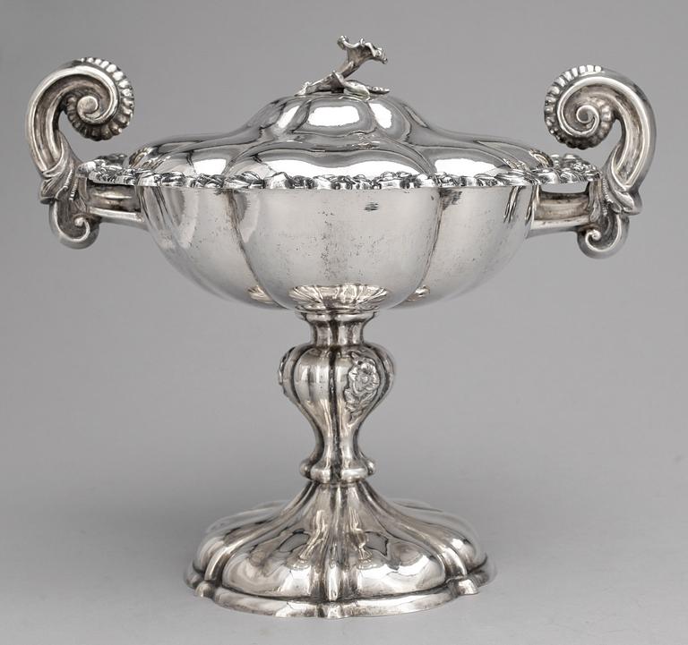 SOCKERSKÅL, silver, senempire/nyrokoko, Gustaf Folcker, Stockholm 1847. Vikt ca 864 gram.