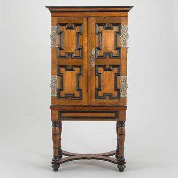 Kaappi/kabinettikaappi, barokkityyli, 1800/1900-luku.