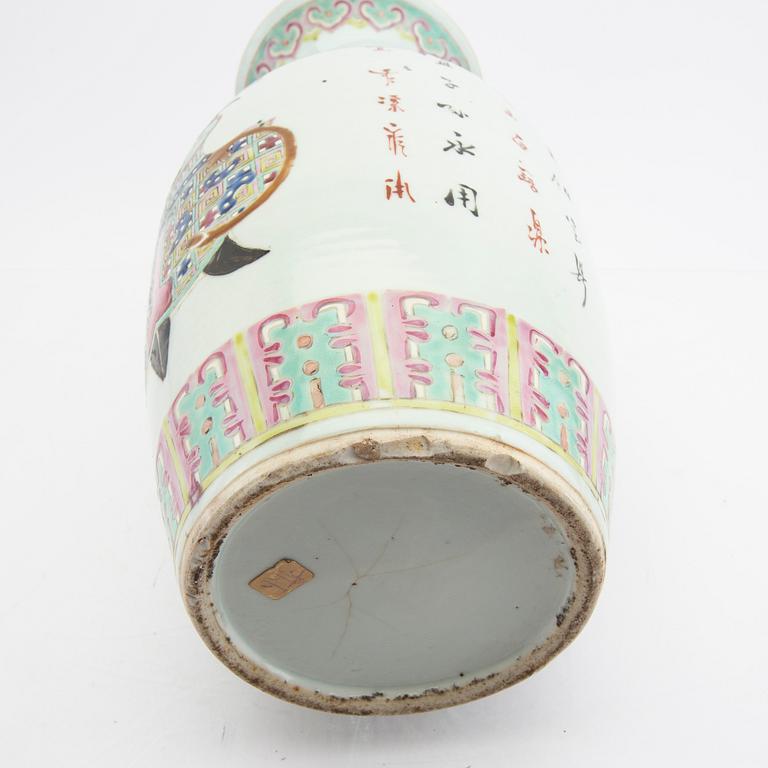 A Chinese porcelain vase 20th/21st century.