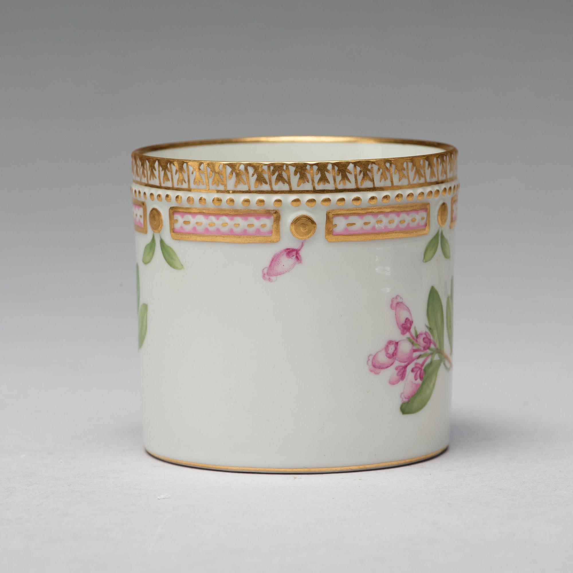 KAFFEKOPPAR med FAT, åtta stycken, porslin. "Flora Danica", Royal Copenhagen, Danmark.