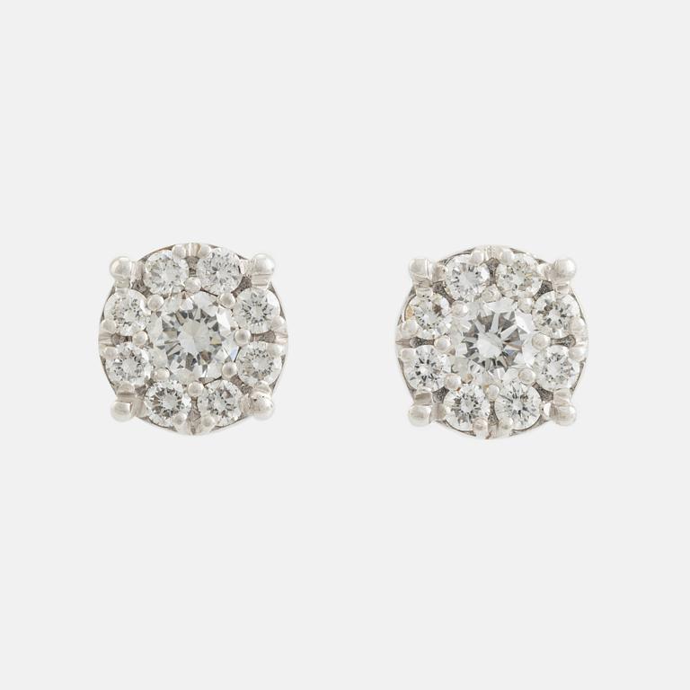 Brilliant cut diamond earrings, total ca 0,47 ct.
