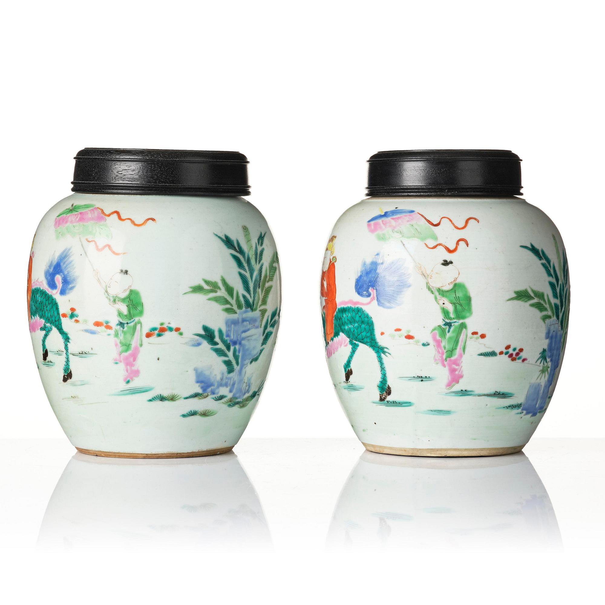 Urnor, ett par, porslin. Qingdynastin, 1800-tal.