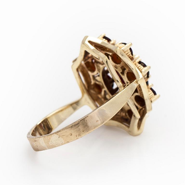 Sormus, 8K kultaa ja granaatteja.