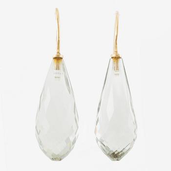 Earrings 18K gold with drop-shaped briolette-cut probably prasiolite.