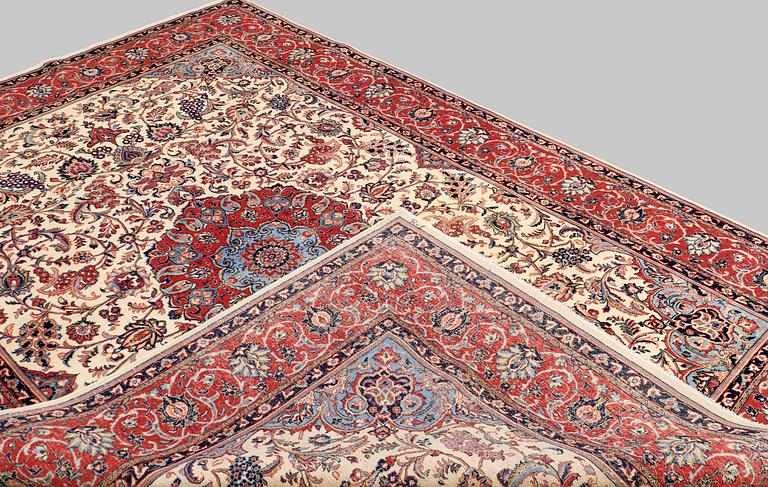 A CARPET FROM SAROUK 315 x 217 cm.