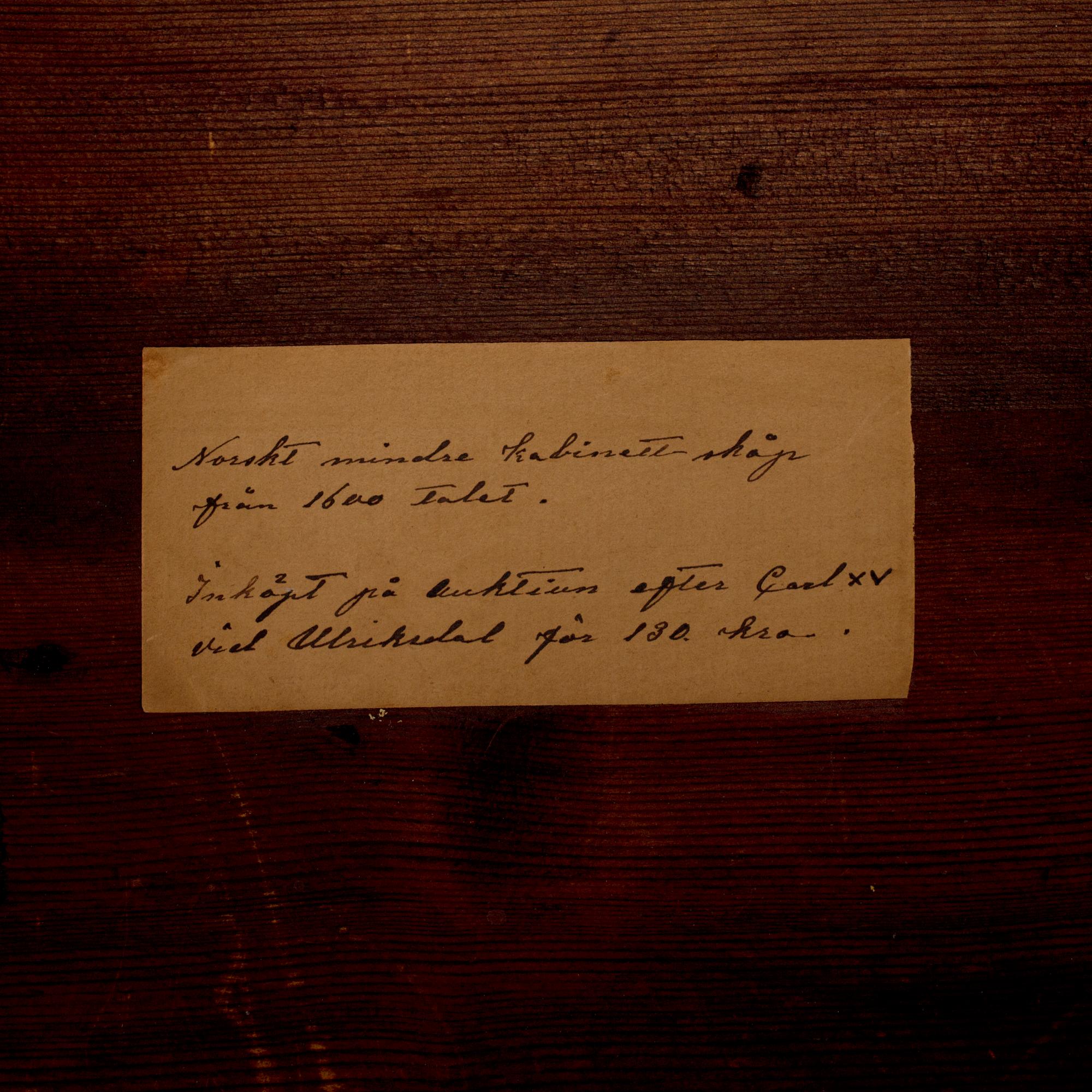 KUNGLIGT SKÅP, delvis barock, enligt uppgift från Norge, 1600/1700-tal.