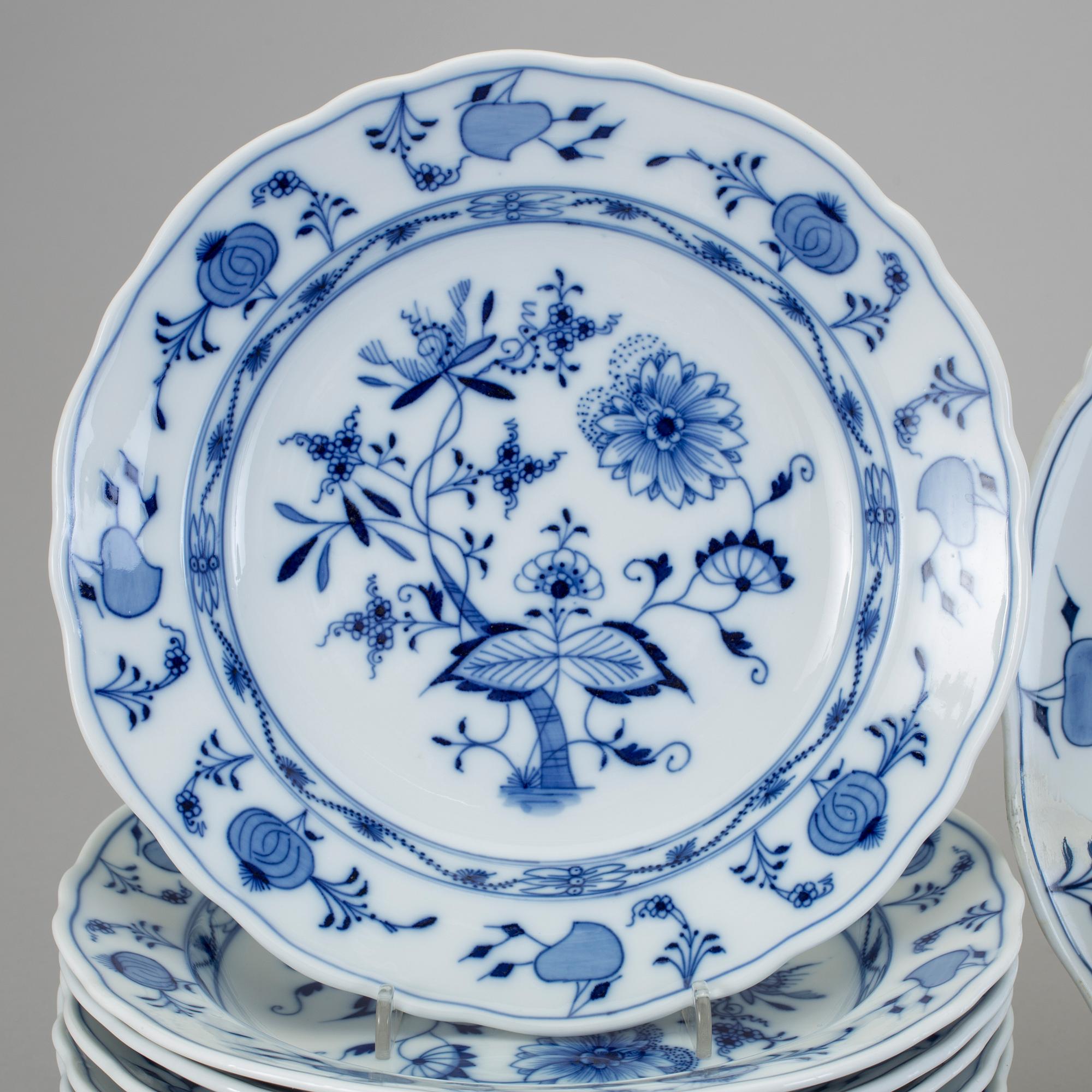 SERVISDELAR, 17 st, "Lökmönstret", främst, Český Porselan, märkta Meissen, Tjeckien.