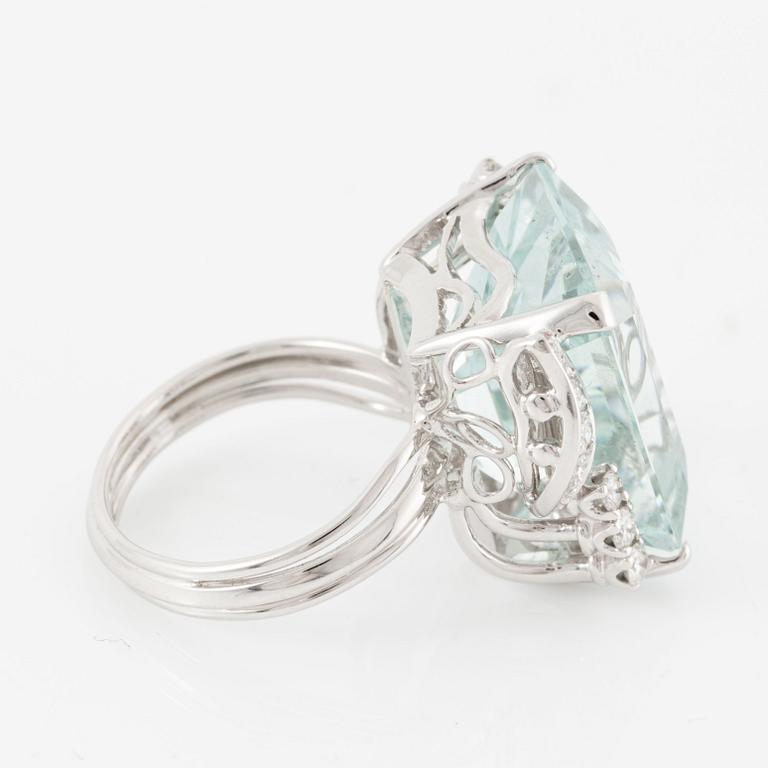 Ring in 18K gold set with a faceted aquamarine and round brilliant- and eight-cut diamonds.