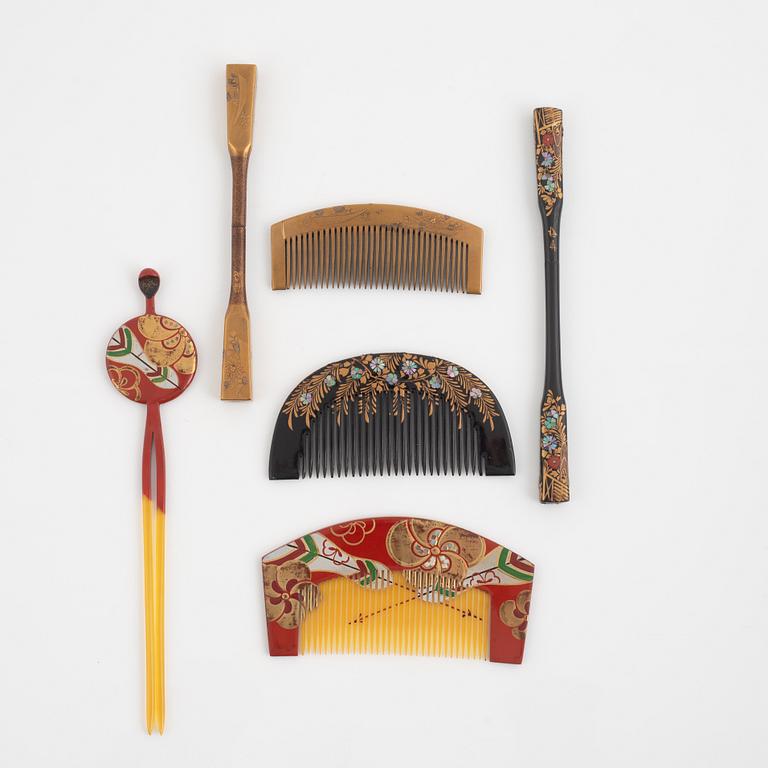 A group of assorted Japanese hair accessories and two fans, 19th and 20th century.