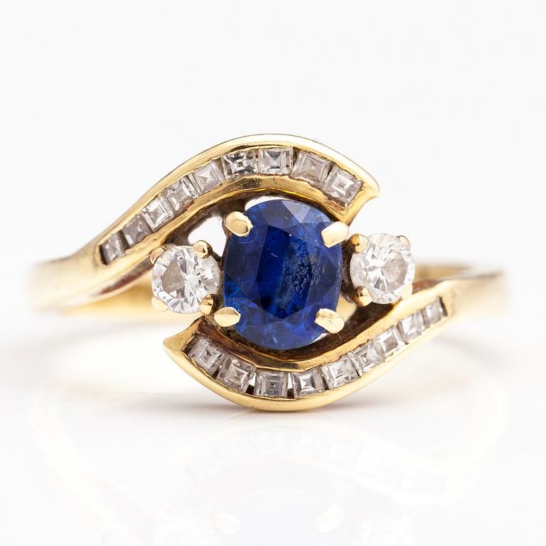 A 14-18K gold ring with a sapphire and diamonds ca. 0.43 ct in total.