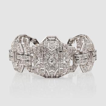 1064. Art Déco, An Art Déco, old-cut diamond bracelet. Total carat weight circa 10.50 cts.