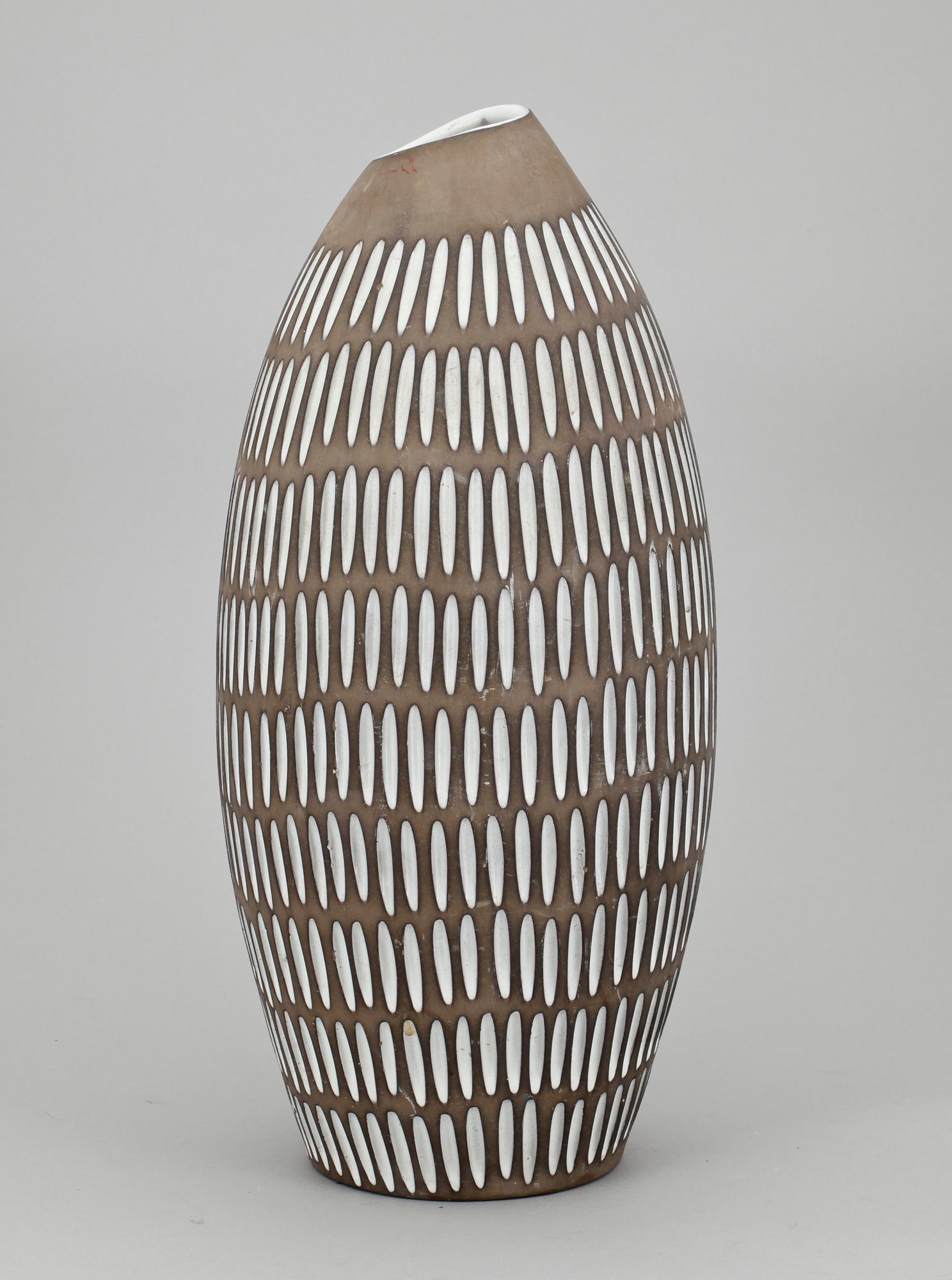 VAS, keramik "Negro", nr 2137, Ingrid Atterberg, Upsala Ekeby, 1950-60-tal.