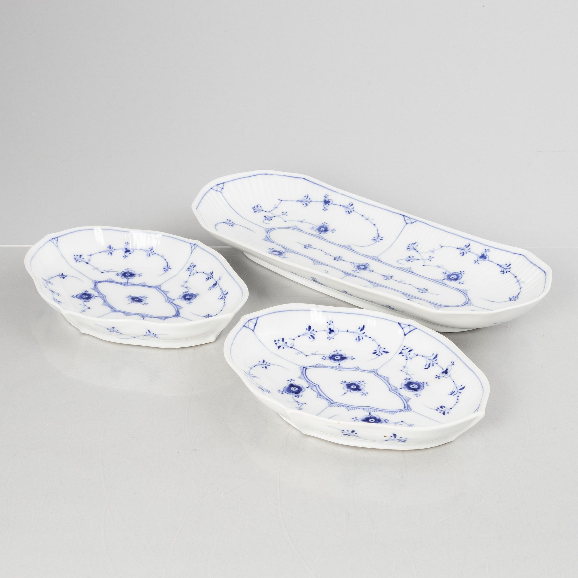 Royal copenhagen, servisdelar, 9 st, porslin, "Musselmalet" riflet, Danmark, delvis 1898-1923.