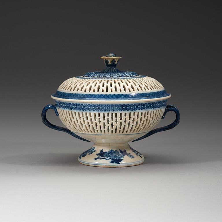 A blue and white basket with cover, Qing dynasty Jiaqing (1796-1820).