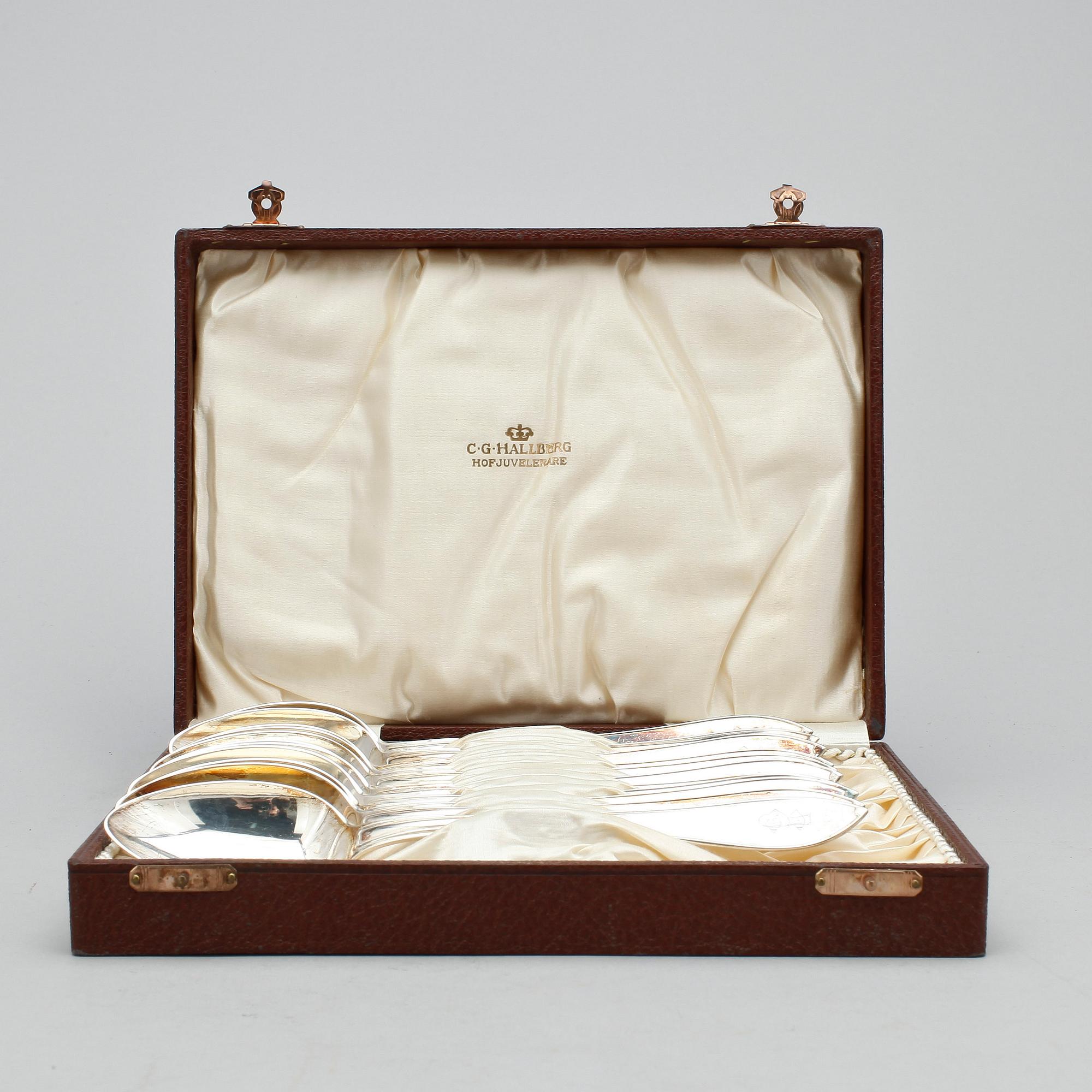 BORDSSKEDAR, 12 st, silver, C. G. Hallberg, Stockholm 1930. Total vikt ca 468 gram.