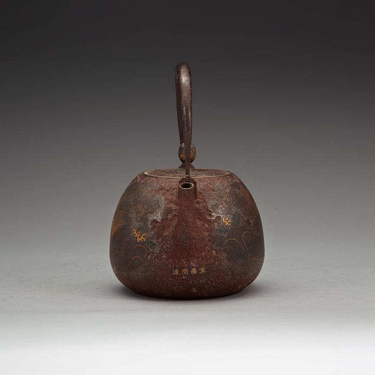 TEKANNA med LOCK, järn. Japan, Meiji (1868-1912).