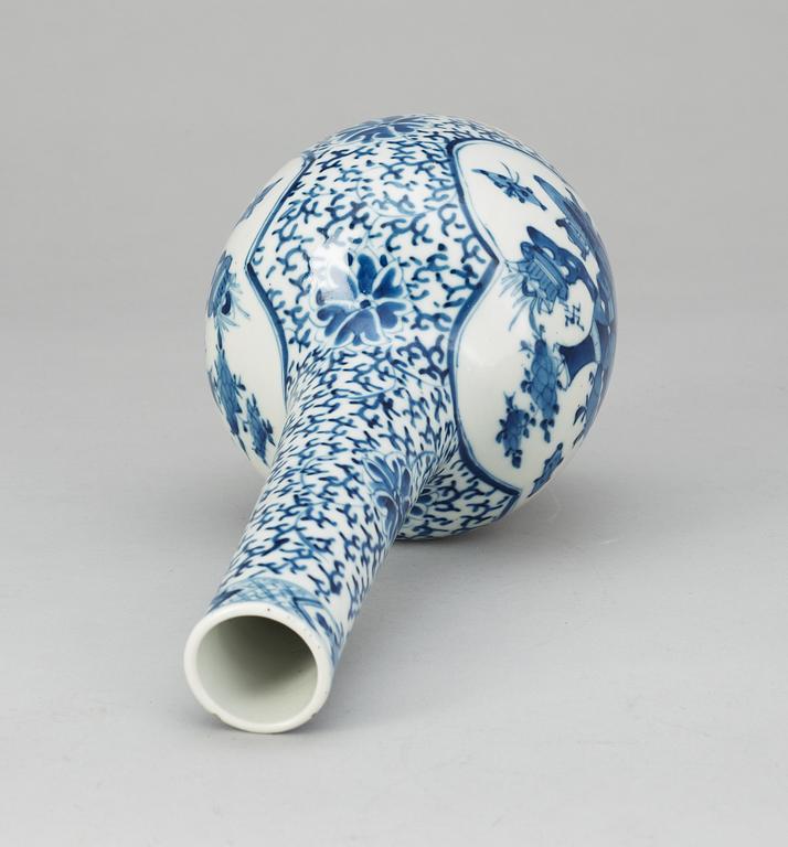 A blue and white vase, Kangxi-style, 19th Century.