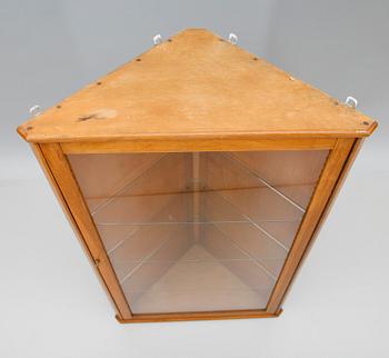 HÄNGVITRINSKÅP, 1900-talets första hälft.