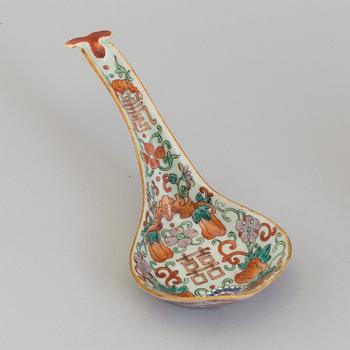 A large porcelain spoon and footed bowl, Qing dynasty, late 19th century.