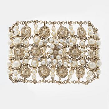 Chanel, A pearl and strass CC bracelet, 2020.
