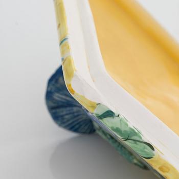 Dorrit von Fieandt, a porcelain box signed DvF ARABIA.