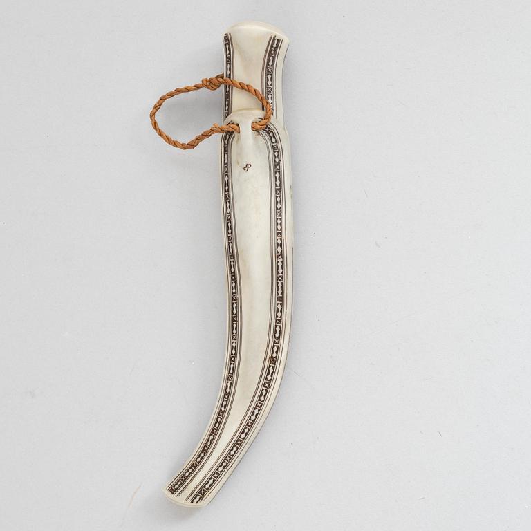 Esse Poggats, a reindeer horn knife.