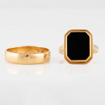 RINGAR, 2 st, 18K respektive 20K guld samt onyx, svenska stämplar. Vikt 11,4 gram.